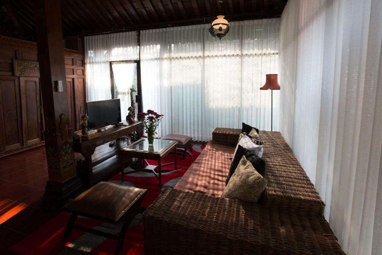 Joglo Yudhistira Villa Sleman  Buitenkant foto