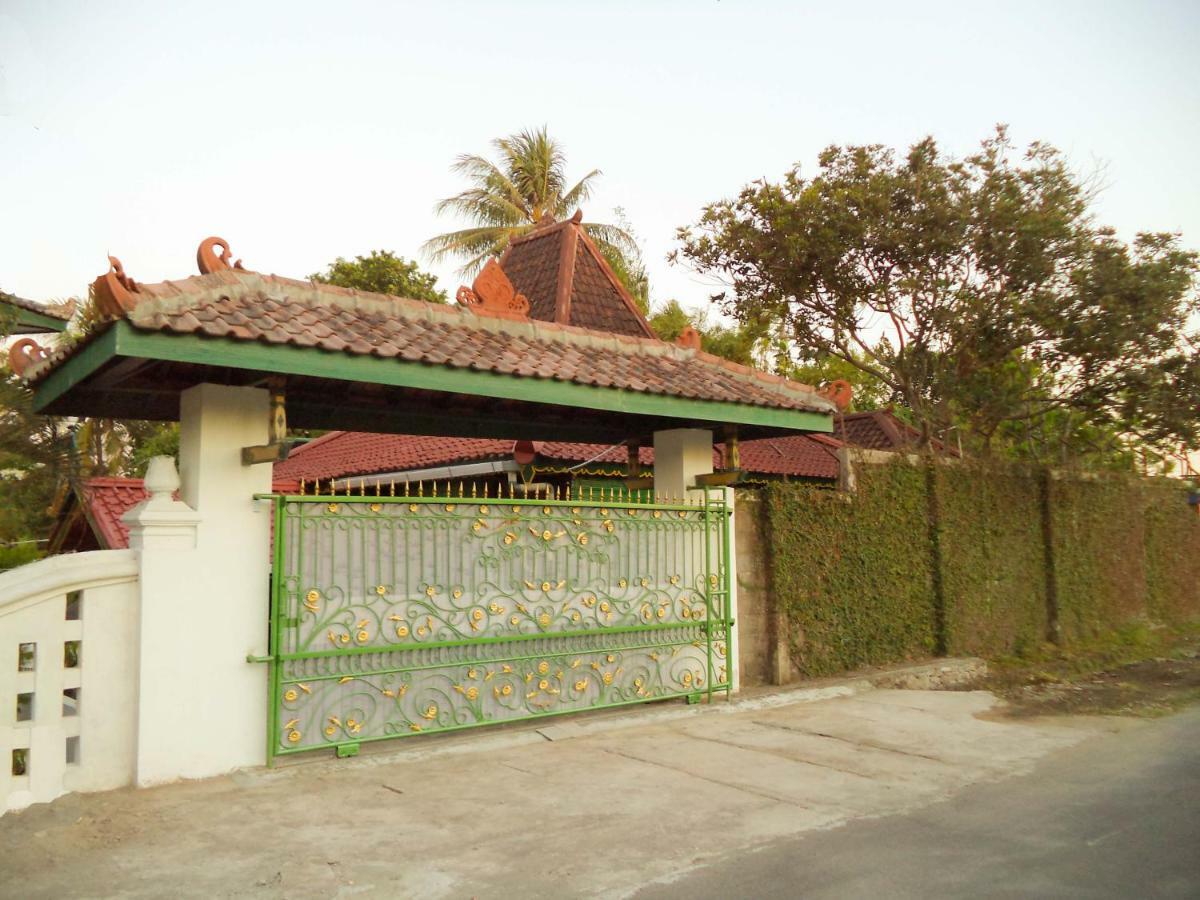 Joglo Yudhistira Villa Sleman  Buitenkant foto
